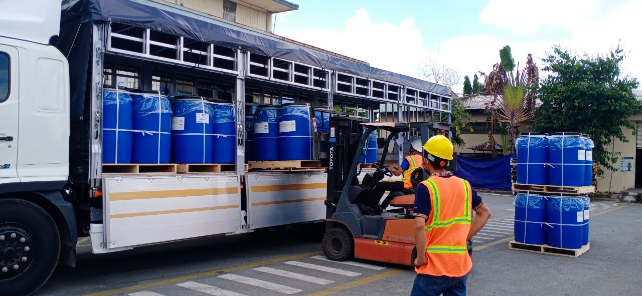 Dịch Vụ Vận Chuyển Hàng Hóa Giá Rẻ Toàn Quốc nhận bồn IBC tại điểm lấy hàng