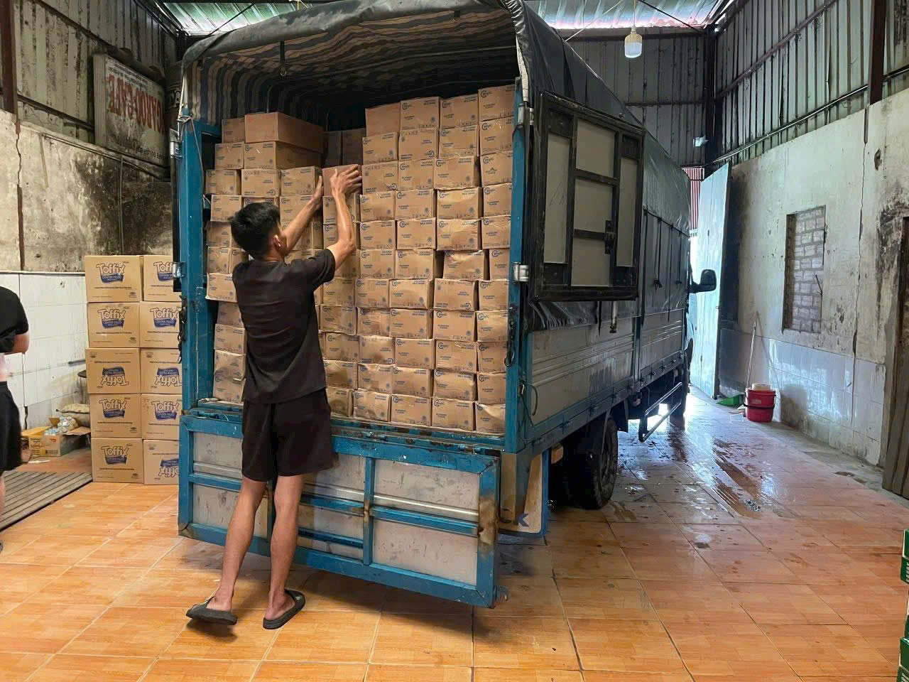 Nhân công bốc xếp trong quy trình Vận Tải Hoàng Phương
