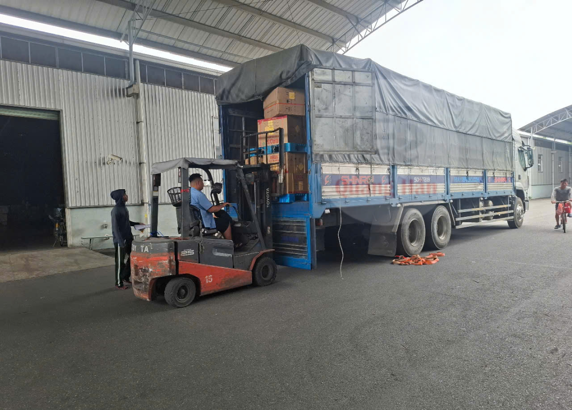 Xe nâng hỗ trợ kho hàng của Vận Tải Hoàng Phương