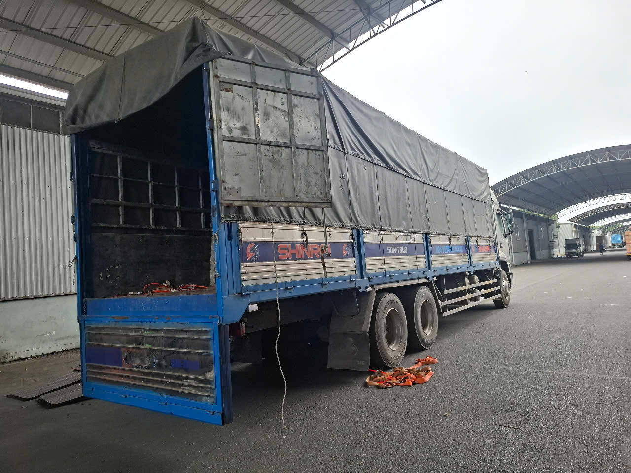 Công Ty Vận Chuyển Hàng Hóa Bắc Nam Uy Tín sử dụng xe tải thùng mui bạt