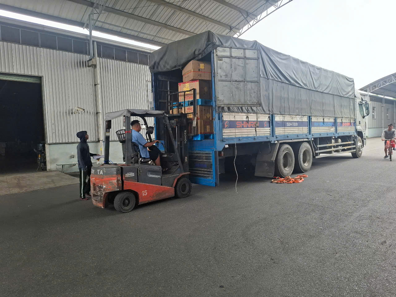 Xe nâng bốc xếp hàng của Vận Tải Hoàng Phương