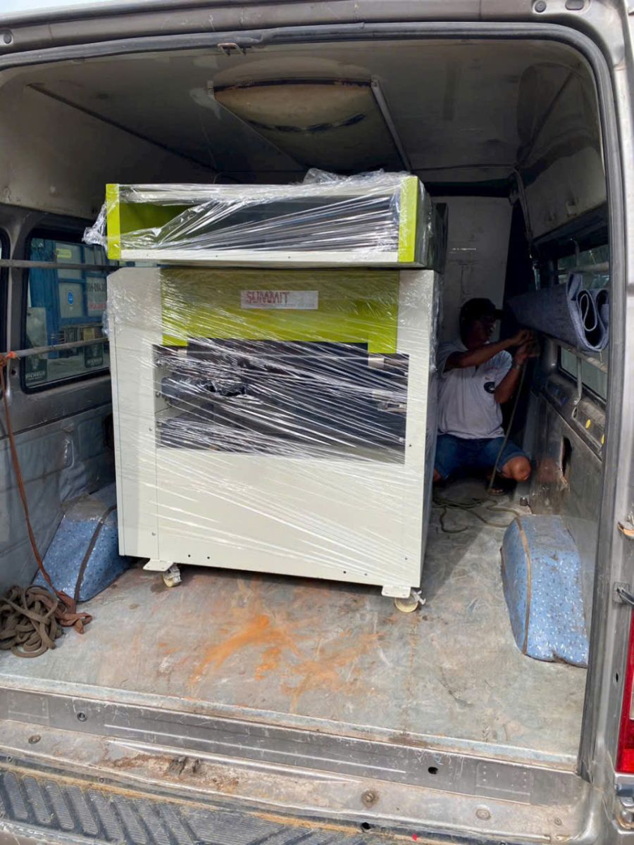 Tên loại hàng máy móc ký gửi	Quy cách đóng gói tiêu chuẩn	Đơn giá tham khảo (đầu tấn)	Ghi chú bảo quản từ nhà xe Máy công nghiệp (Máy tiện, dập, hàn...)	Đặt cố định sẵn trên pallet gỗ dày	Từ 2.400.000đ - 2.800.000đ / tấn	Hỗ trợ giảm giá sâu cho khách đi quanh năm Tủ điện công nghiệp, thiết bị tự động	Đóng kiện gỗ kín, bọc xốp bong bóng	Từ 2.300.000đ - 2.600.000đ / tấn	X xếp tầng trên, chống va đập linh kiện điện tử Linh kiện, phụ tùng cơ khí đóng thùng	Đóng thùng gỗ thưa hoặc thùng carton cứng	Từ 2.200.000đ - 2.500.000đ / tấn	Kiểm đếm số lượng kiện hàng chính xác tuyệt đối
